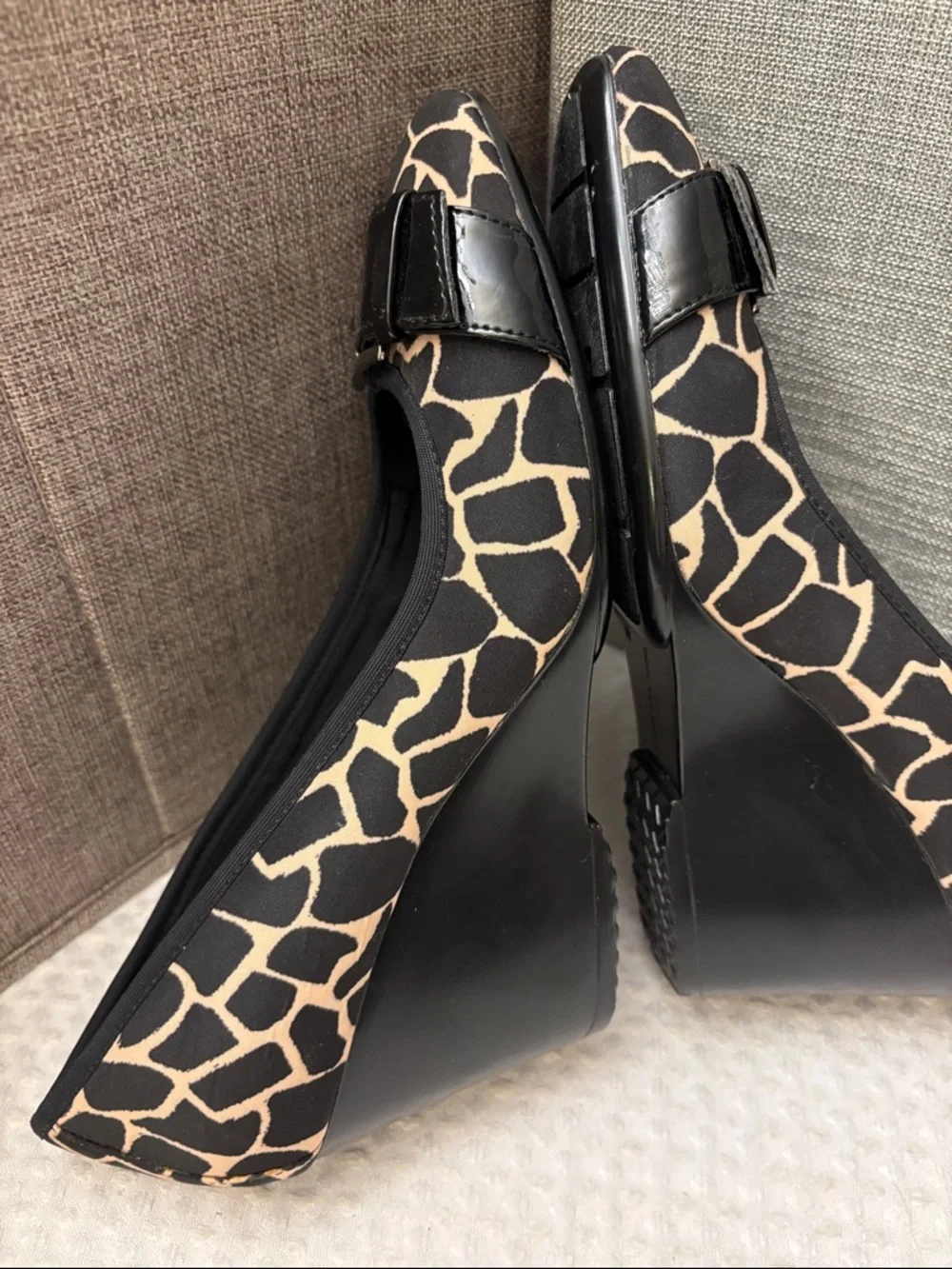 Bandolino BreezyLyt Size 9.5 Black Beige Giraffe-Print Wedge Pumps Patent